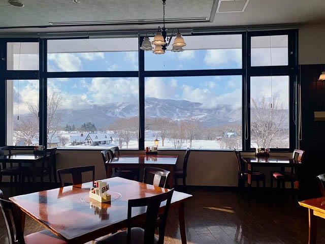 冬のひるがの高原を見渡せる飲食フロア