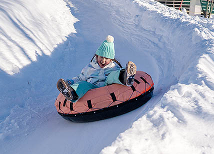 スノーチューブを二人でビューン!
